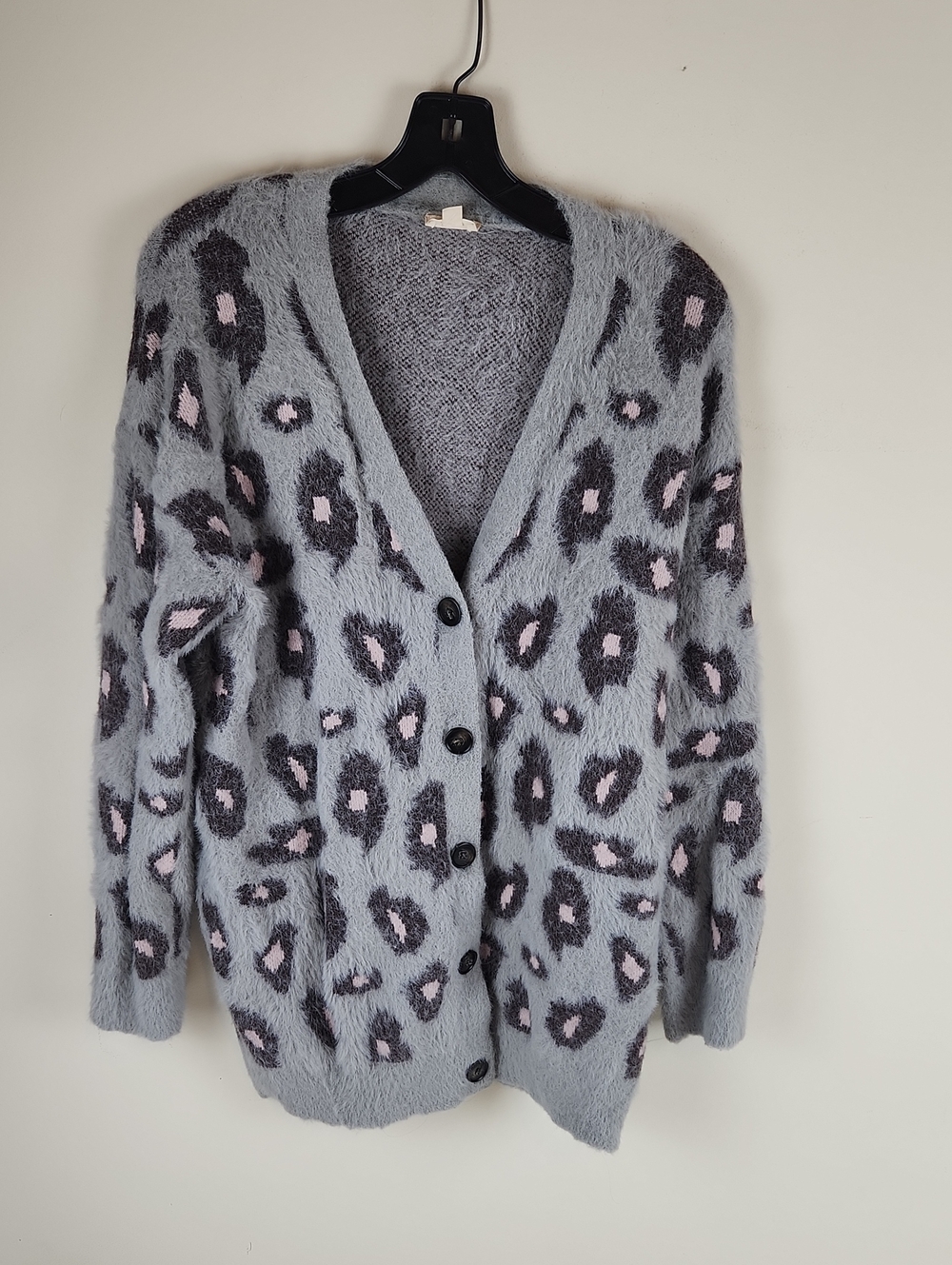 Leopard-Print Fuzzy Button-Front Cardigan in Light Gray and Pink Small O0
